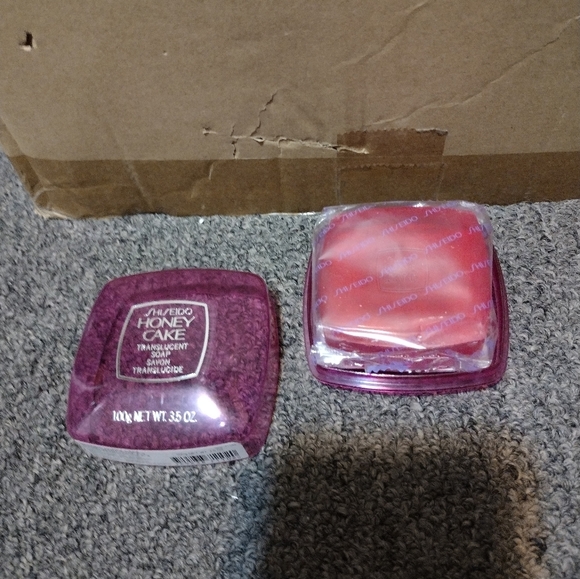 Shiseido Honey Cake Translucent Soap - Vibrant Pink - Picture 2 of 3